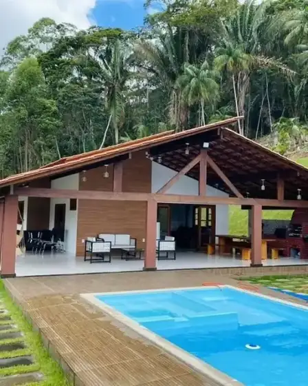 Casa rústica com piscina